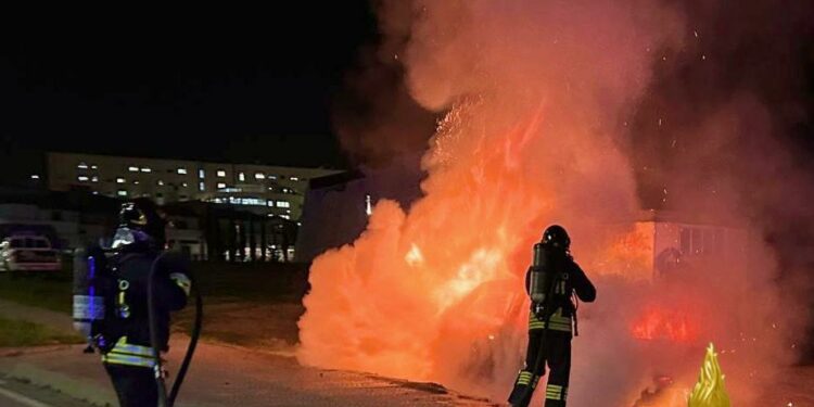 Olbia: a fuoco un Suv in via Bazzoni Sircana, sul posto i vigili del fuoco