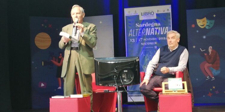 La grammàtica cuntrastiva di Mario Puddu è stata presentata alla XXII edizione della Mostra del libro a Macomer e nel Centro polivalente comunale a Lei