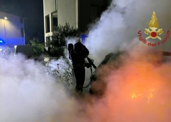 Incendio di un’auto in sosta nella notte ad Assemini