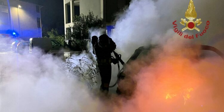Incendio di un’auto in sosta nella notte ad Assemini