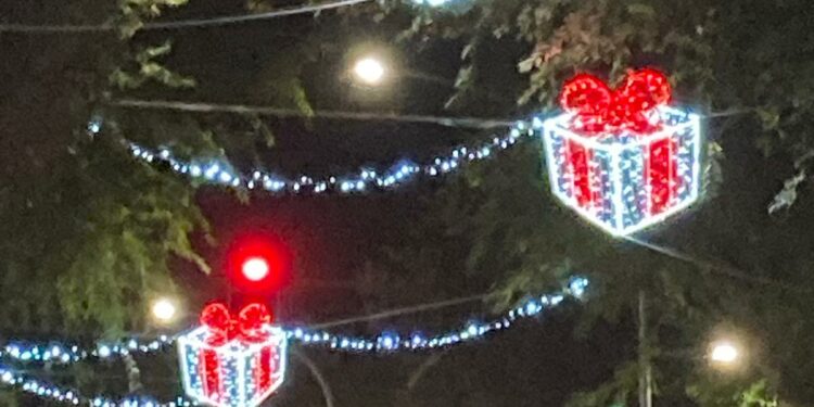 Alghero: accese le installazioni natalizie nelle vie del centro
