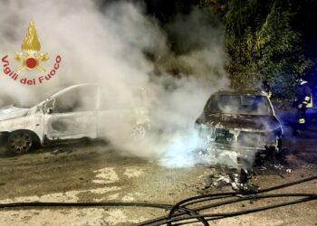 Nurri: a fuoco tre auto in sosta