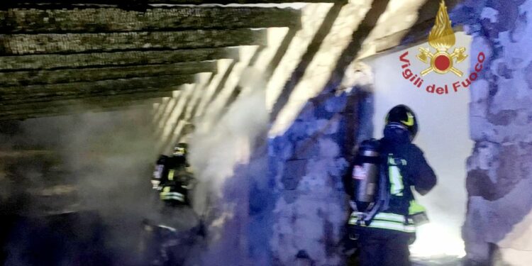 I vigili del fuoco sono intervenuti ieri sera per l’incendio di un’abitazione in località Pranu Coccoi, nel comune di Senorbì