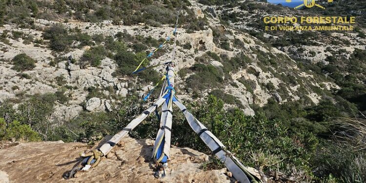 Il Corpo forestale ha smantellato una zipline installata abusivamente nella Sella del Diavolo