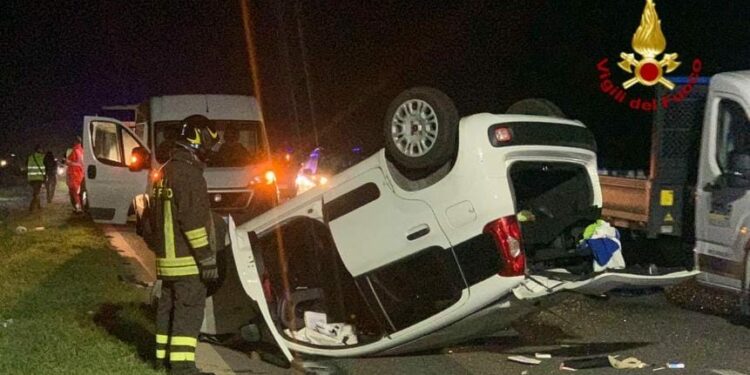 Incidente sulla SS 131, nei pressi del bivio di Villagreca, tre auto coinvolte