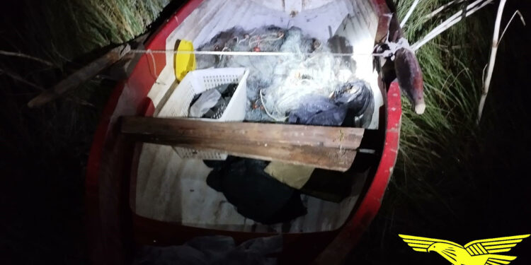 Gli agenti della Base Logistica Operativa Navale di Oristano hanno sequestrato diversi kg di pesce misto e un grande quantitativo di reti da pesca