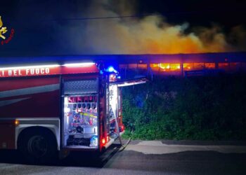 Siniscola: a fuoco un fienile, sul posto i vigili del fuoco