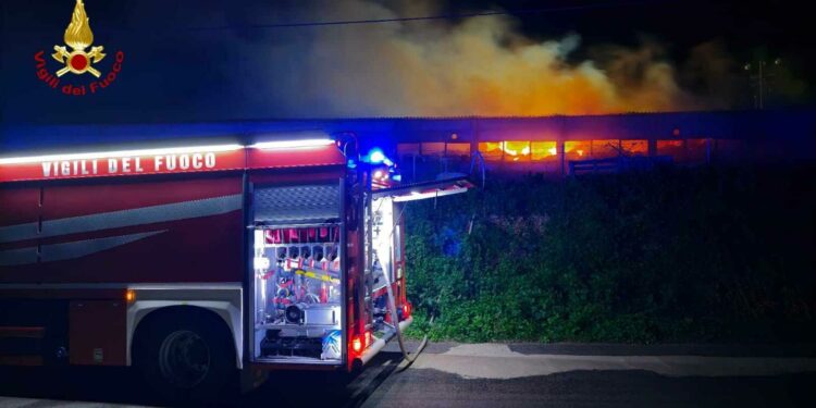 Siniscola: a fuoco un fienile, sul posto i vigili del fuoco
