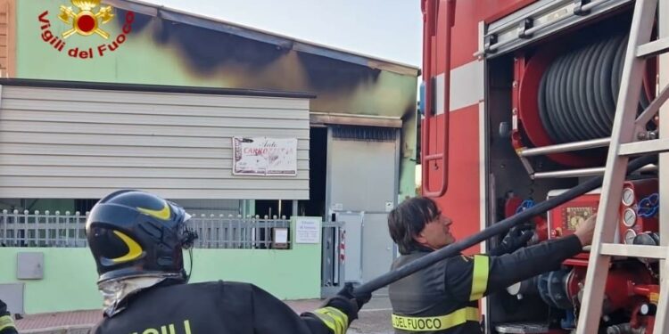 Ozieri: incendio in un’officina meccanica
