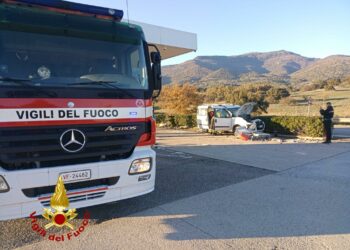 Lei: incidente stradale all’interno di un distributore carburante, quattro persone in ospedale