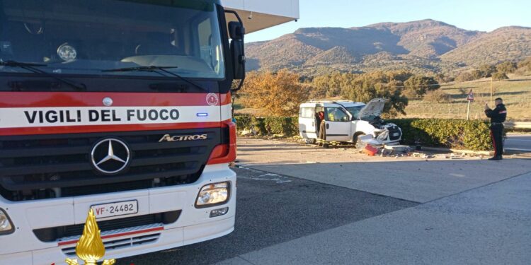 Lei: incidente stradale all’interno di un distributore carburante, quattro persone in ospedale