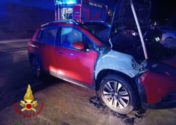 Bitti: a fuoco un’auto in via Brigata Sassari