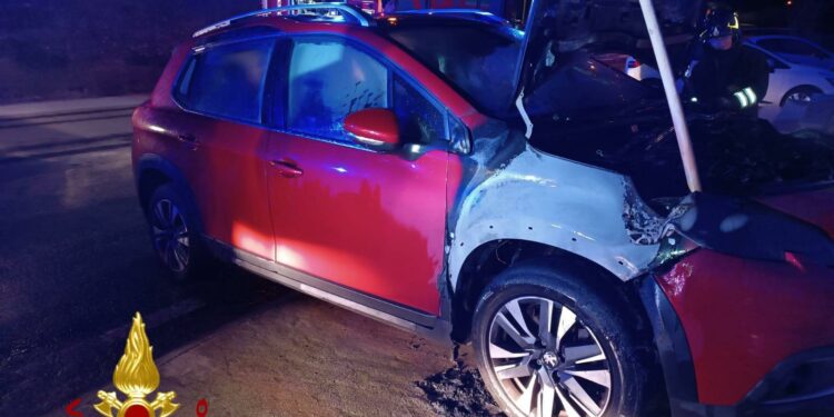 Bitti: a fuoco un’auto in via Brigata Sassari