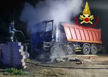 Siniscola: a fuoco due mezzi pesanti, intervengono i vigili del fuoco