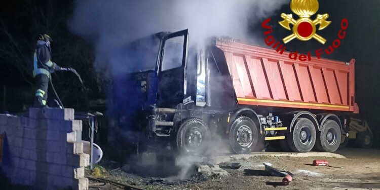 Siniscola: a fuoco due mezzi pesanti, intervengono i vigili del fuoco