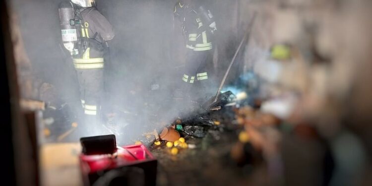 Tempio Pausania: a fuoco un garage