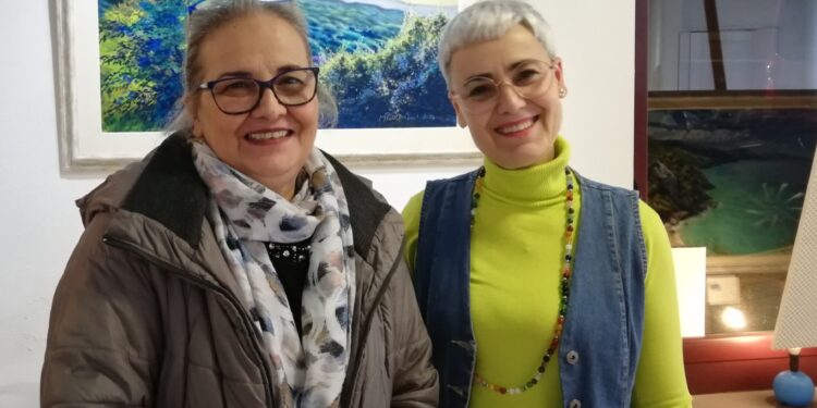 Mostra nuorese della pittrice e illustratrice Maria Patrizia Secchi con opere solari “En plein air” alla Galleria Picassart