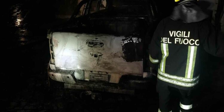 Budoni: a fuoco un pickup a Maiorca, sul posto i vigili del fuoco