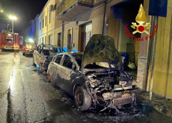 Sorso: a fuoco due auto, sul posto i vigili del fuoco