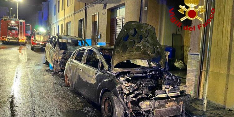 Sorso: a fuoco due auto, sul posto i vigili del fuoco