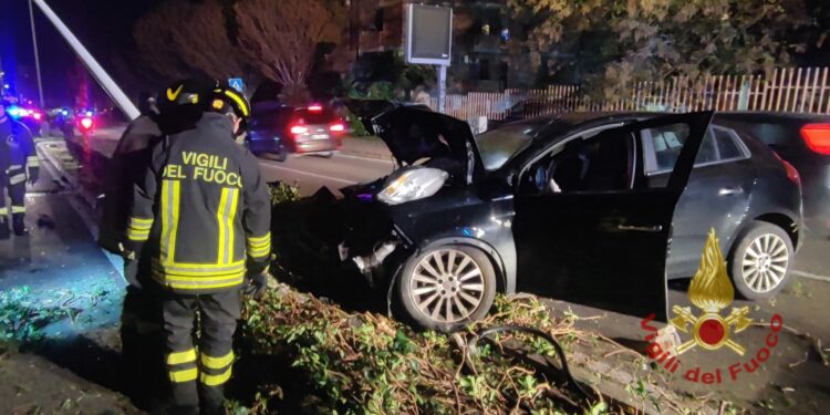 Una squadra di vigili del fuoco del Comando di Cagliari è intervenuta alle 18.39 per un incidente stradale nella via Evangelista Torricelli, a Cagliari