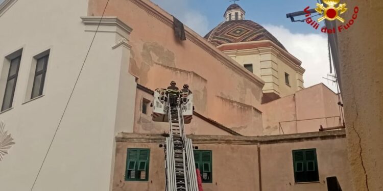 Dalla mezzanotte di oggi sono quasi 400 le chiamate alle Sale Operative dei Comandi dei vigili del fuoco, a far aumentare le richieste il maltempo