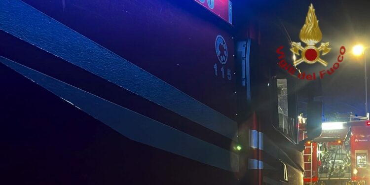 I vigili del fuoco sono intervenuti per l’incendio di una cascina nei pressi della località Medau Su Cramu, alla periferia di Cagliari
