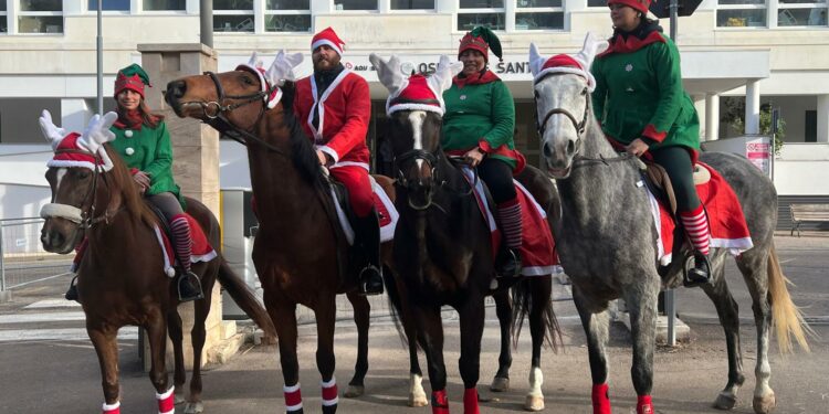 Babbo Natale e tre elfi arrivano a cavallo per portare i doni ai pazienti oncologici dell’Ospedale Santissima Annunziata di Sassari