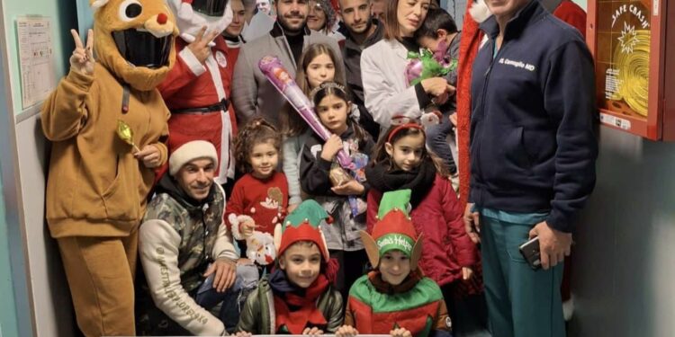 Un Natale di solidarietà: Babbi Natale, elfi e un corteo festoso per i bambini della Clinica pediatrica e neonatale dell’Aou di Sassari