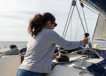 Online la nuova stagione del podcast Donne al Timone, i racconti del percorso di empowerment in barca a vela con le ragazze della comunità Emmaus di Elmas