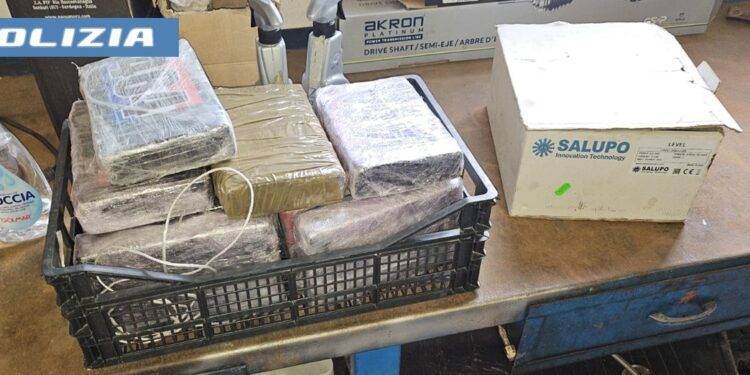 La Polizia di Stato ha arrestato in flagranza di reato un 41enne, straniero, per l’ipotesi di reato di detenzione di sostanze stupefacenti ai fini spaccio