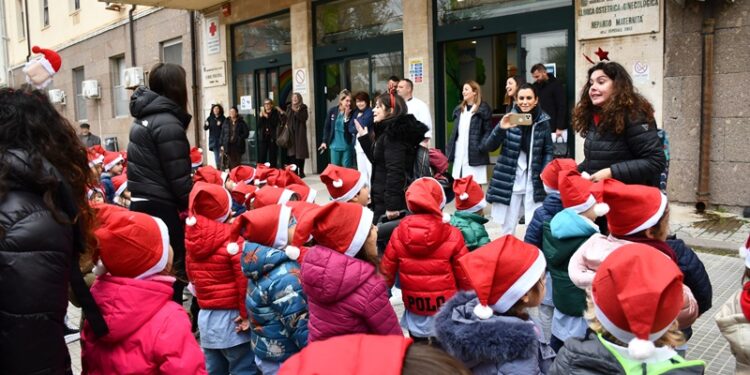 Bambini in corteo portano il Natale negli ospedali di Sassari