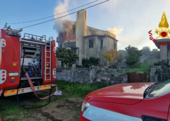 Ardauli: a fuoco un’abitazione, sul posto i vigili del fuoco