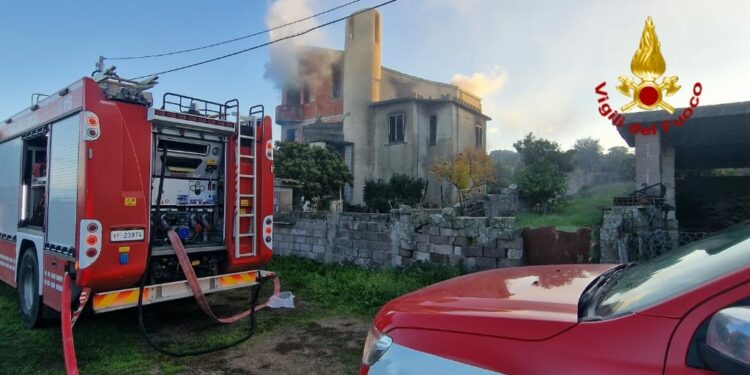 Ardauli: a fuoco un’abitazione, sul posto i vigili del fuoco