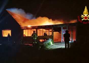 Cabras: a fuoco un chiosco bar a Is Arutas