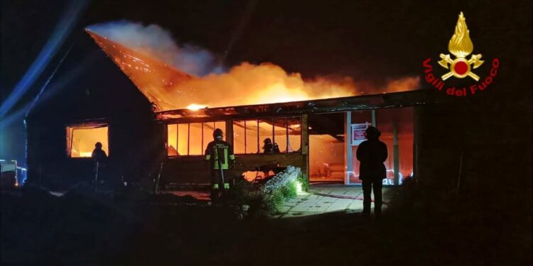 Cabras: a fuoco un chiosco bar a Is Arutas