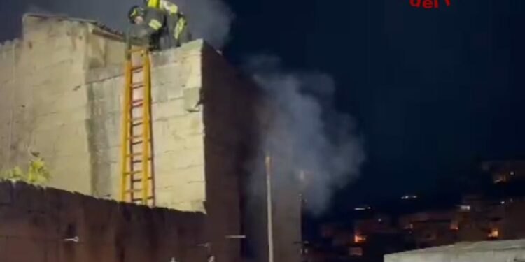 Ozieri: a fuoco un’abitazione in via Manzoni, salvato un anziano