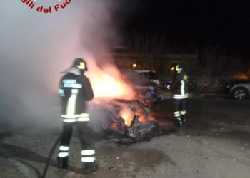Siniscola: a fuoco un furgone e tre auto, sul posto i vigili del fuoco