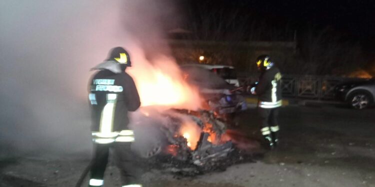 Siniscola: a fuoco un furgone e tre auto, sul posto i vigili del fuoco