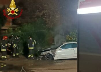 Sassari: a fuoco un’auto in via Cilea