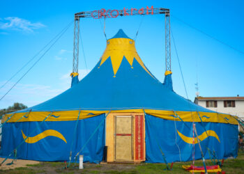 Guglielmo Hotel: il circo contemporaneo arriva a Sassari, fino al 6 gennaio al Theatre en vol lo spettacolo senza animali