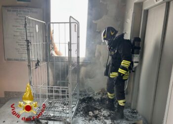 Olbia: incendio nel vano scale di un carrello dell’ospedale