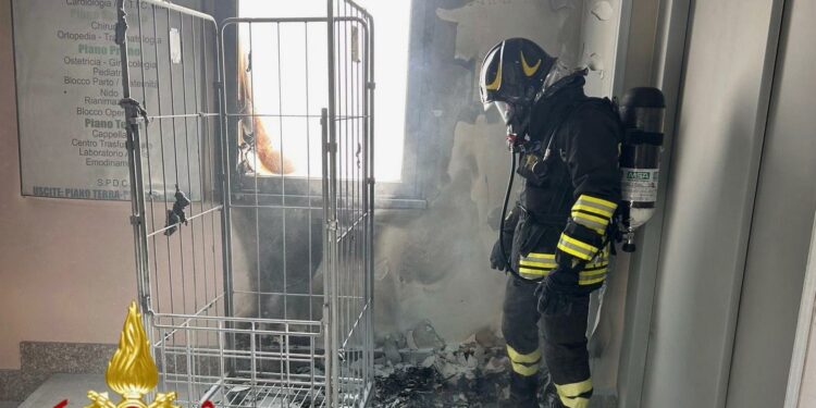 Olbia: incendio nel vano scale di un carrello dell’ospedale