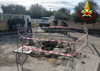 Alghero: cede il manto stradale, sprofonda un camion della nettezza urbana