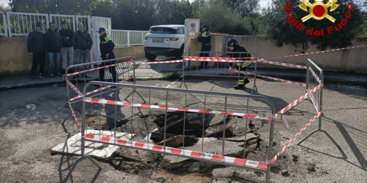 Alghero: cede il manto stradale, sprofonda un camion della nettezza urbana