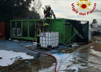 Olbia: incendio di alcuni cassoni di rifiuti scaturito nel piazzale di un cantiere nautico