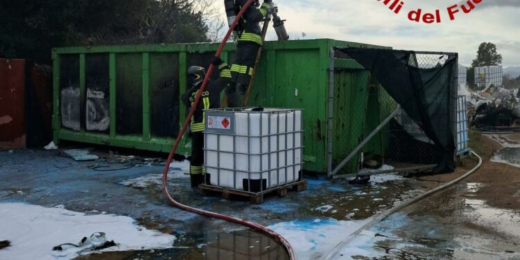 Olbia: incendio di alcuni cassoni di rifiuti scaturito nel piazzale di un cantiere nautico