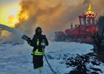 Selargius: a fuoco una discarica di gomme