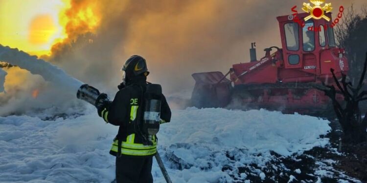 Selargius: a fuoco una discarica di gomme