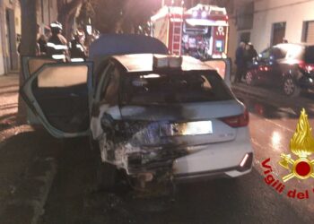 Alghero: a fuoco un’auto in via Vittorio Veneto